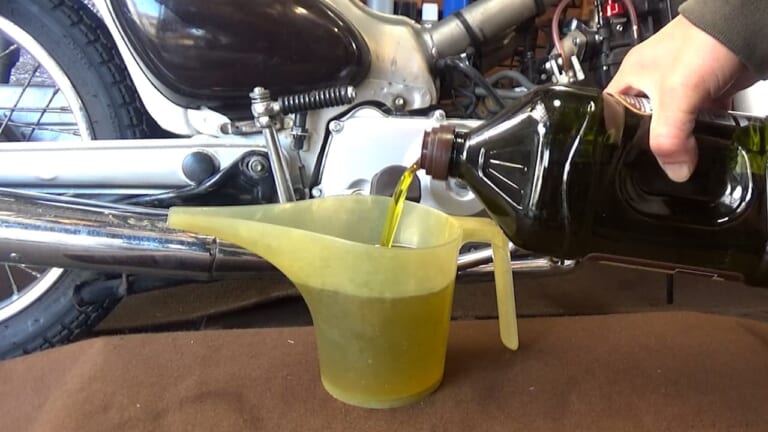 【禁断の検証】排気ガスはパスタの香り!? リトルカブ×オリーブオイル実験で思い知った、エンジンオイルが「ただの油」ではない理由|【禁断の検証】排気ガスはパスタの香り!? リトルカブ×オリーブオイル実験で思い知った、エンジンオイルが「ただの油」ではない理由