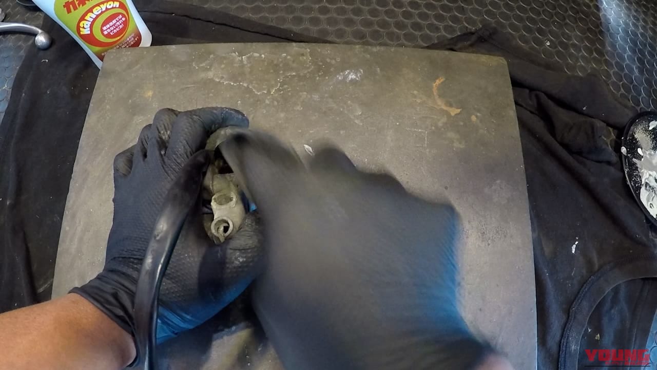 【劇的ビフォーアフター】ただの洗剤と思うなかれ。古いバイクのアルミ腐食を劇的リセットする「超粗目コンパウンド」としてのカネヨン活用術｜【劇的ビフォーアフター】ただの洗剤と思うなかれ。古いバイクのアルミ腐食を劇的リセットする「超粗目コンパウンド」としてのカネヨン活用術