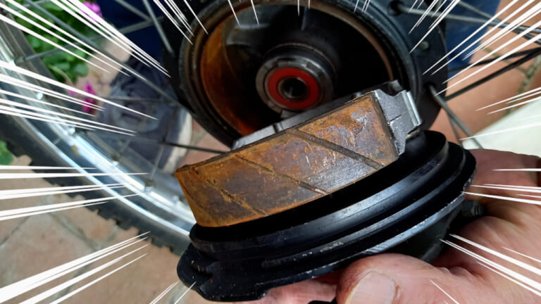 【ドラムブレーキの罠】水も原因も閉じ込める? フロントロックの原因だった“ザリザリの癒着”を自力で解消したら、拍子抜けの真実が判明｜【ドラムブレーキの罠】水も原因も閉じ込める? フロントロックの原因だった“ザリザリの癒着”を自力で解消したら、拍子抜けの真実が判明