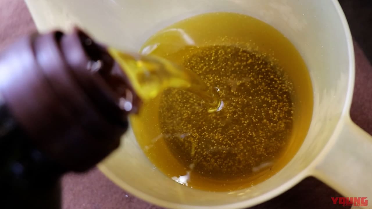 【禁断の検証】排気ガスはパスタの香り!? リトルカブ×オリーブオイル実験で思い知った、エンジンオイルが「ただの油」ではない理由|【禁断の検証】排気ガスはパスタの香り!? リトルカブ×オリーブオイル実験で思い知った、エンジンオイルが「ただの油」ではない理由