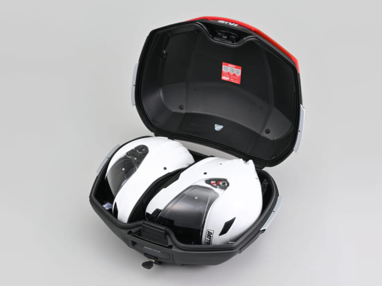 GIVI V49 AIR|大容量49Lなのに風切り音が気にならない!? 革新的な空力性能を誇るGIVI「V49 AIR」でタンデムツーリングはもっと身軽に【トップケース新製品】