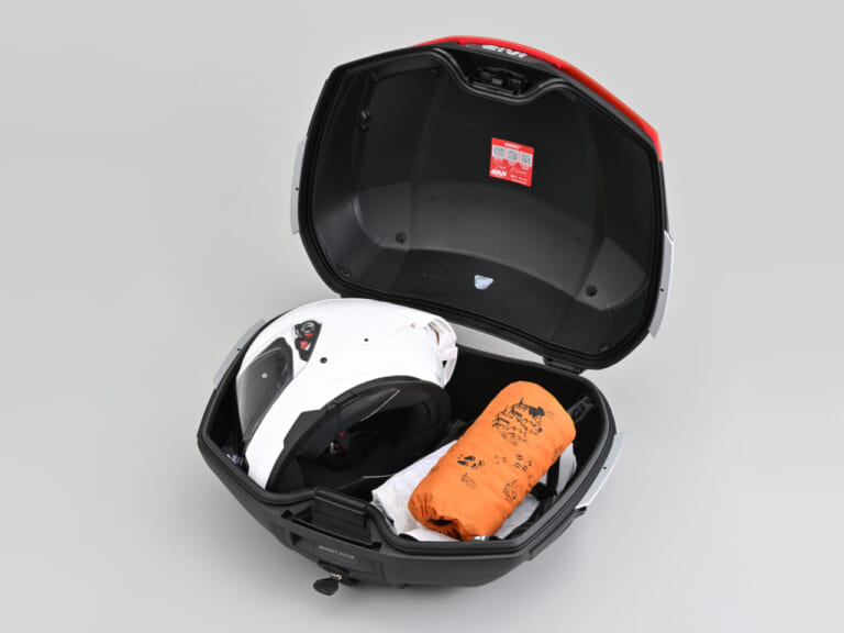 GIVI V49 AIR｜大容量49Lなのに風切り音が気にならない!? 革新的な空力性能を誇るGIVI「V49 AIR」でタンデムツーリングはもっと身軽に【トップケース新製品】