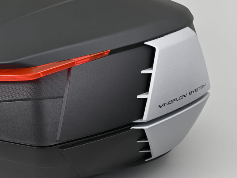 GIVI V49 AIR｜大容量49Lなのに風切り音が気にならない!? 革新的な空力性能を誇るGIVI「V49 AIR」でタンデムツーリングはもっと身軽に【トップケース新製品】
