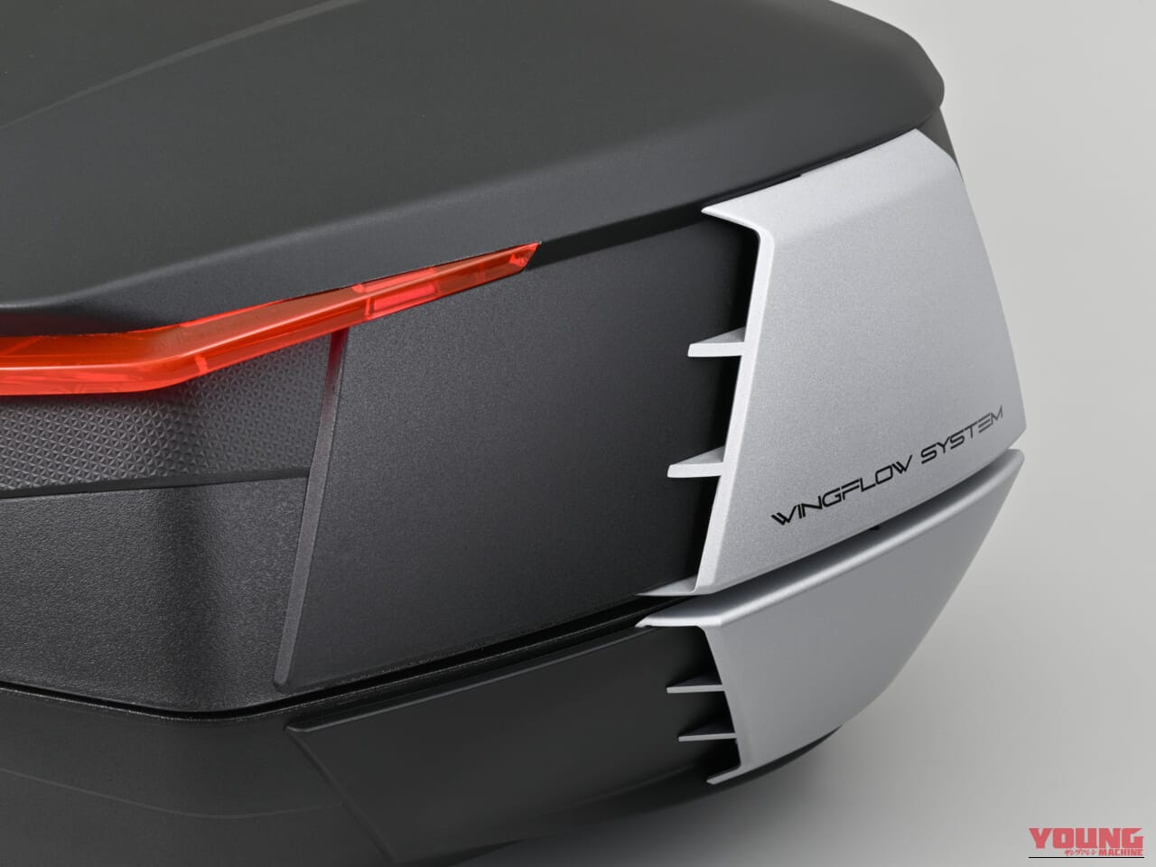 GIVI V49 AIR|大容量49Lなのに風切り音が気にならない!? 革新的な空力性能を誇るGIVI「V49 AIR」でタンデムツーリングはもっと身軽に【トップケース新製品】