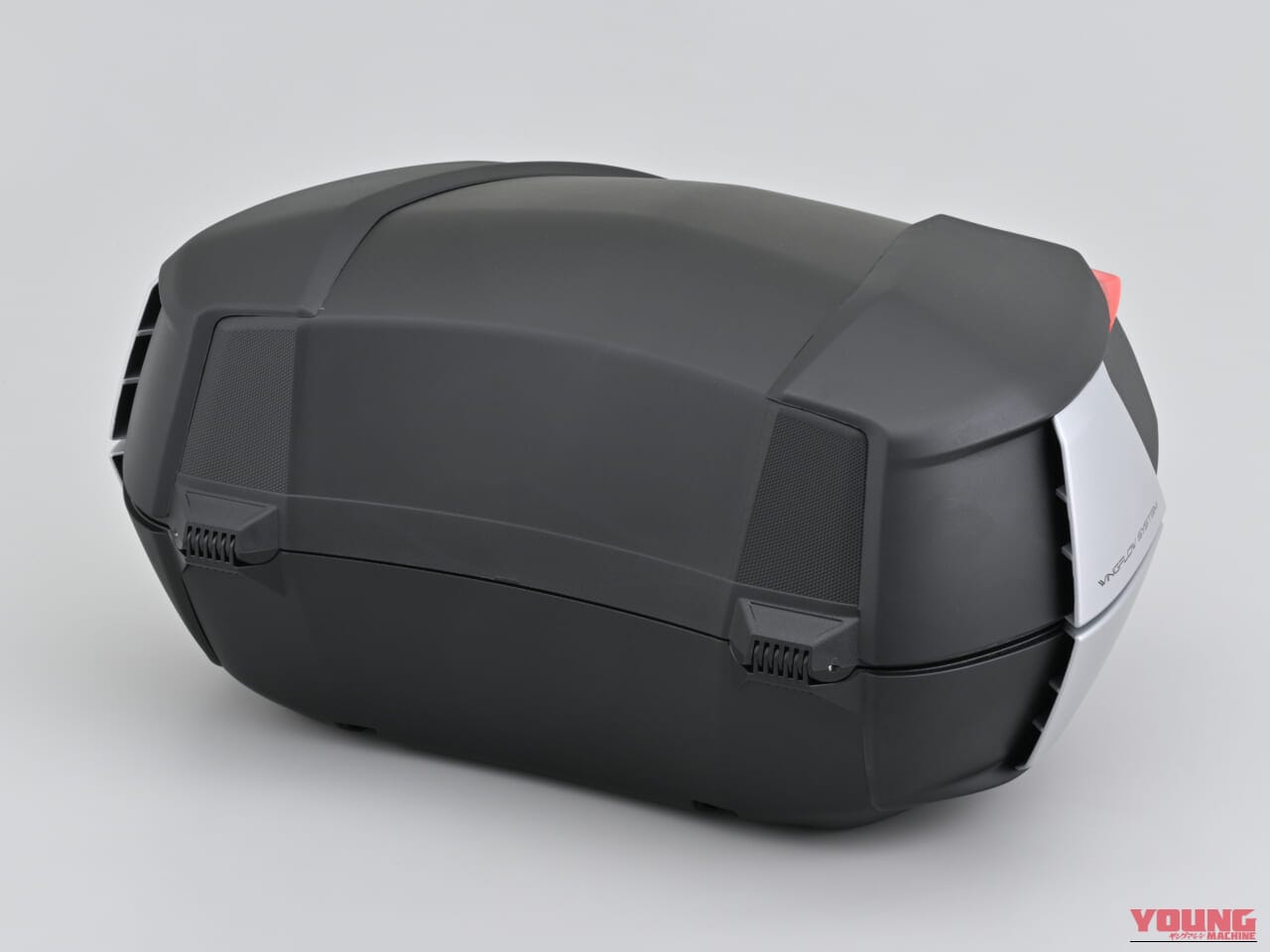 GIVI V49 AIR｜大容量49Lなのに風切り音が気にならない!? 革新的な空力性能を誇るGIVI「V49 AIR」でタンデムツーリングはもっと身軽に【トップケース新製品】