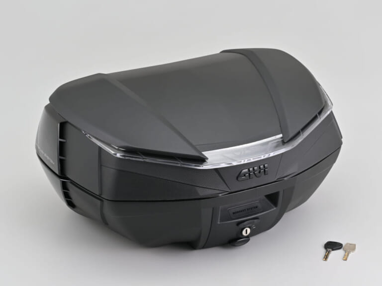 GIVI V49 AIR|大容量49Lなのに風切り音が気にならない!? 革新的な空力性能を誇るGIVI「V49 AIR」でタンデムツーリングはもっと身軽に【トップケース新製品】