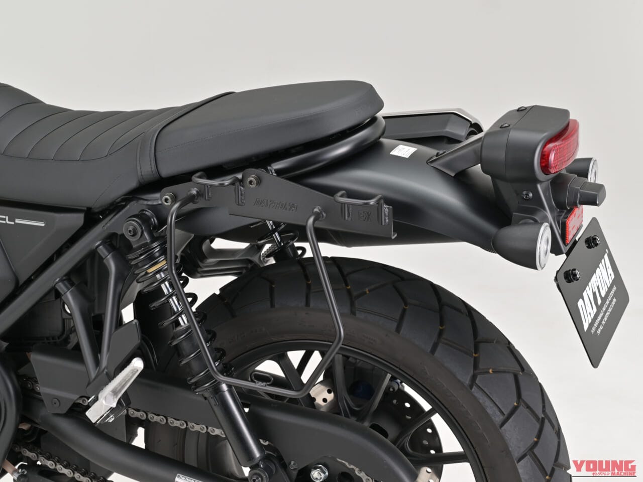 デイトナ サドルバッグサポート（ベルトループ一体型） CL250/500（'23～'25）/ 左側専用【EX-TOUCH対応】｜旅の荷物問題に終止符を。CL250/500の可能性を広げる、巻き込みの不安をゼロにする「ベルトループ一体型」ドルバッグサポートが登場
