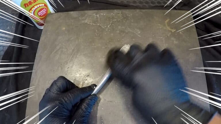 【劇的ビフォーアフター】ただの洗剤と思うなかれ。古いバイクのアルミ腐食を劇的リセットする「超粗目コンパウンド」としてのカネヨン活用術|【劇的ビフォーアフター】ただの洗剤と思うなかれ。古いバイクのアルミ腐食を劇的リセットする「超粗目コンパウンド」としてのカネヨン活用術