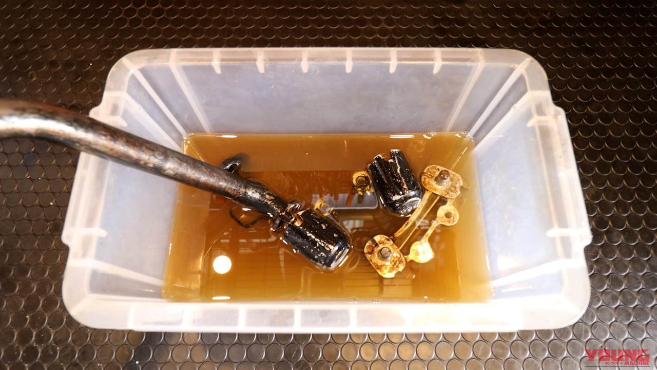 |スプレーが届かないなら“浸けろ”!古のメカニックが伝承する「自作ラスペネ風潤滑剤」で挑む、最恐固着ネジ救出劇