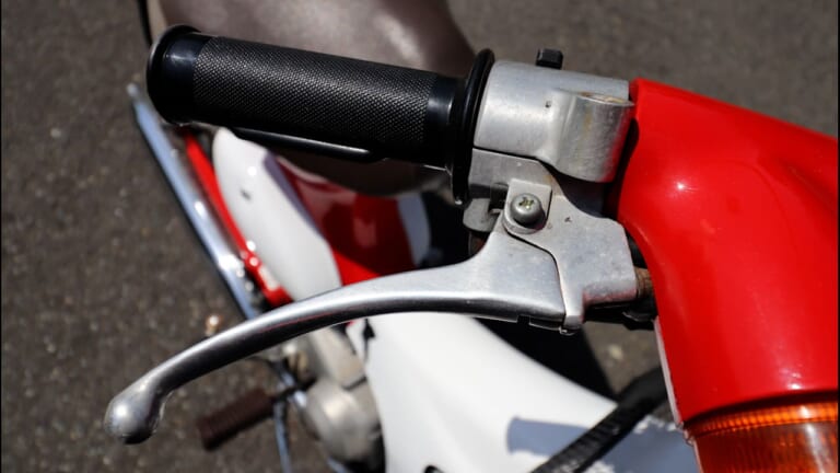 【劇的ビフォーアフター】ただの洗剤と思うなかれ。古いバイクのアルミ腐食を劇的リセットする「超粗目コンパウンド」としてのカネヨン活用術|【劇的ビフォーアフター】ただの洗剤と思うなかれ。古いバイクのアルミ腐食を劇的リセットする「超粗目コンパウンド」としてのカネヨン活用術
