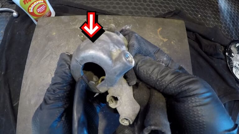 【劇的ビフォーアフター】ただの洗剤と思うなかれ。古いバイクのアルミ腐食を劇的リセットする「超粗目コンパウンド」としてのカネヨン活用術|【劇的ビフォーアフター】ただの洗剤と思うなかれ。古いバイクのアルミ腐食を劇的リセットする「超粗目コンパウンド」としてのカネヨン活用術