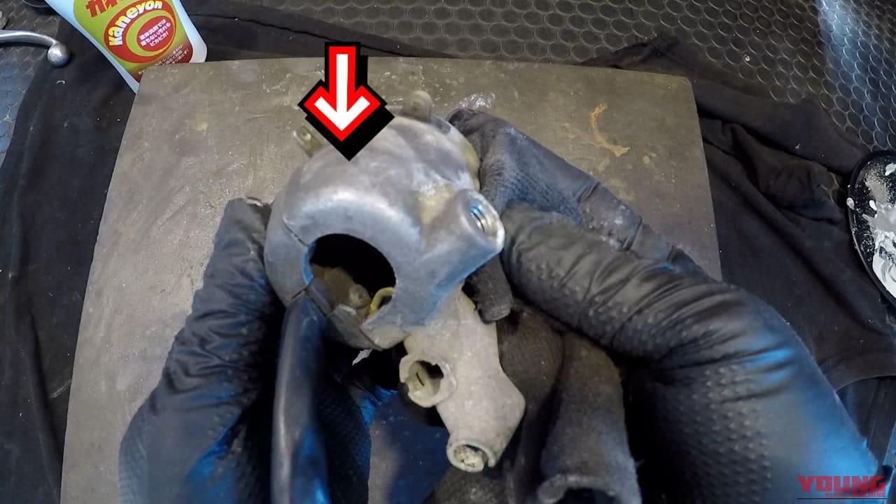 【劇的ビフォーアフター】ただの洗剤と思うなかれ。古いバイクのアルミ腐食を劇的リセットする「超粗目コンパウンド」としてのカネヨン活用術｜【劇的ビフォーアフター】ただの洗剤と思うなかれ。古いバイクのアルミ腐食を劇的リセットする「超粗目コンパウンド」としてのカネヨン活用術