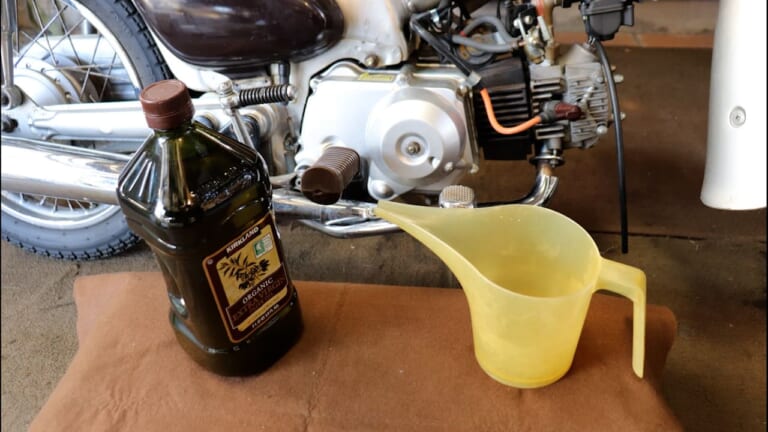 【禁断の検証】排気ガスはパスタの香り!? リトルカブ×オリーブオイル実験で思い知った、エンジンオイルが「ただの油」ではない理由|【禁断の検証】排気ガスはパスタの香り!? リトルカブ×オリーブオイル実験で思い知った、エンジンオイルが「ただの油」ではない理由