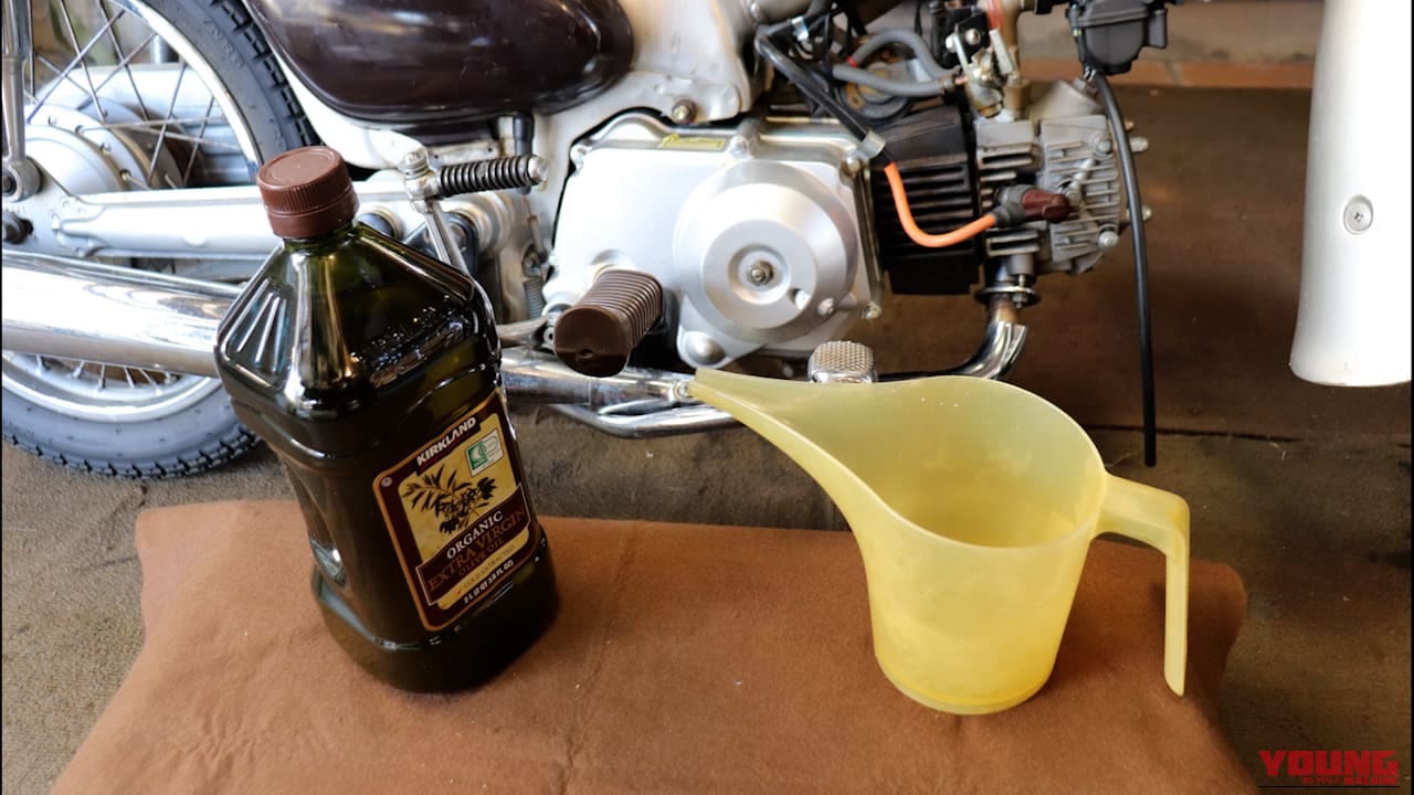 【禁断の検証】排気ガスはパスタの香り!? リトルカブ×オリーブオイル実験で思い知った、エンジンオイルが「ただの油」ではない理由｜【禁断の検証】排気ガスはパスタの香り!? リトルカブ×オリーブオイル実験で思い知った、エンジンオイルが「ただの油」ではない理由