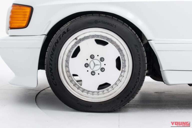 1986年式 AMG500 SEC 6.0 フロント左のタイヤ|「ひょえ〜コレめちゃカッコいい…」おじさん感涙のバブル期のAMGスペシャルカー。激レア色がシブすぎ! こんな極上モデルもう二度と出てこないかも。