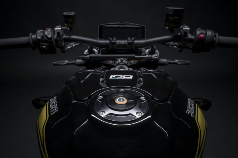 DUCATI Streetfighter V4 S 100|【世界各100台限定】ひと目で心奪われるチェンテナリオ・ブロンゾの輝きをガレージに。ドゥカティ100年を象徴する10の宝石「Collezione 100」コレクションが登場