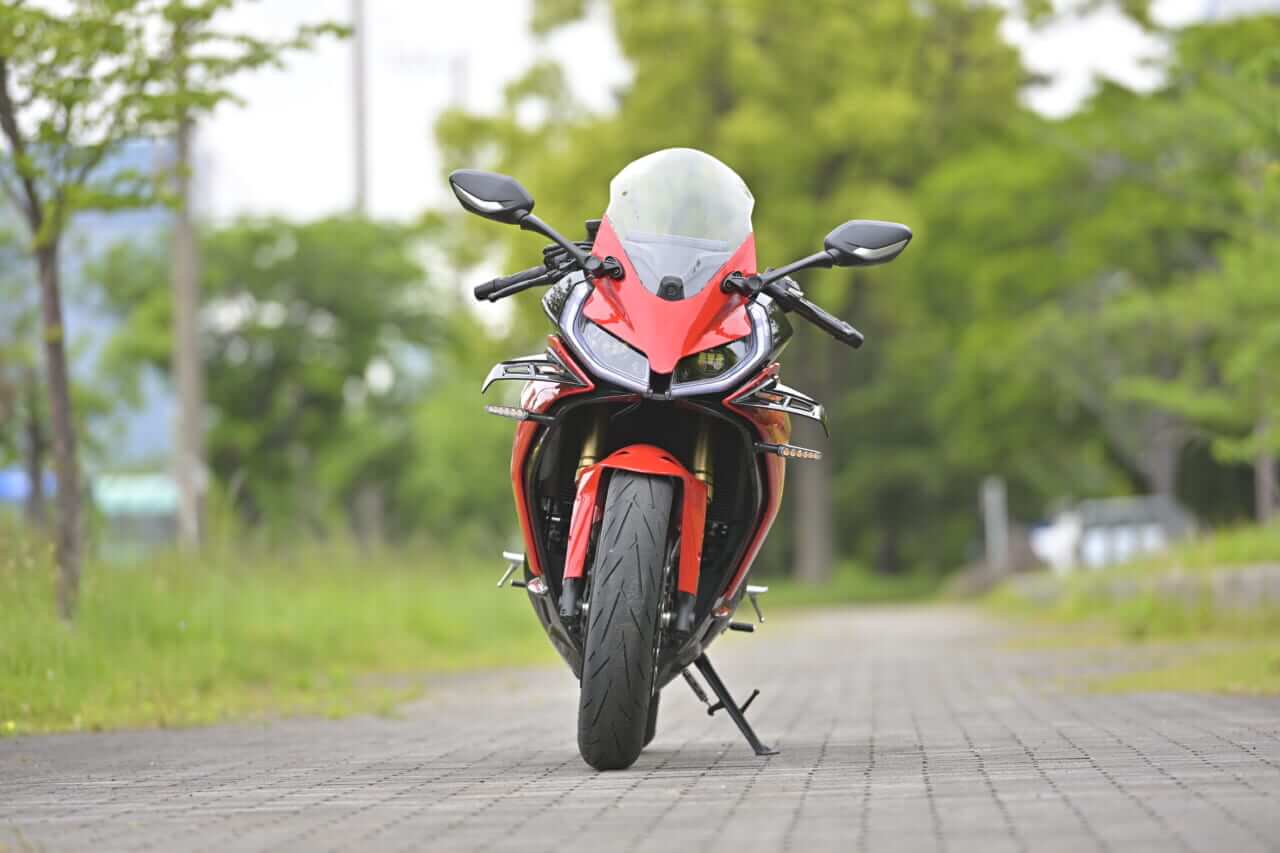 QJモーター｜SRK400RS｜［税抜100万円を切る！4気筒400cc］想定外の完成度の高さで日本の四発400cc神話を揺るがす“刺客”［QJモーターSRK400RS最速試乗］