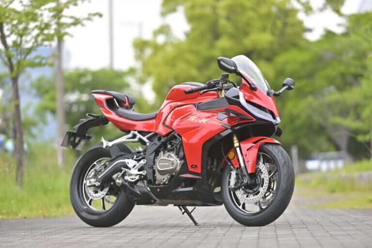 QJモーター｜SRK400RS｜［税抜100万円を切る！4気筒400cc］想定外の完成度の高さで日本の四発400cc神話を揺るがす“刺客”［QJモーターSRK400RS最速試乗］