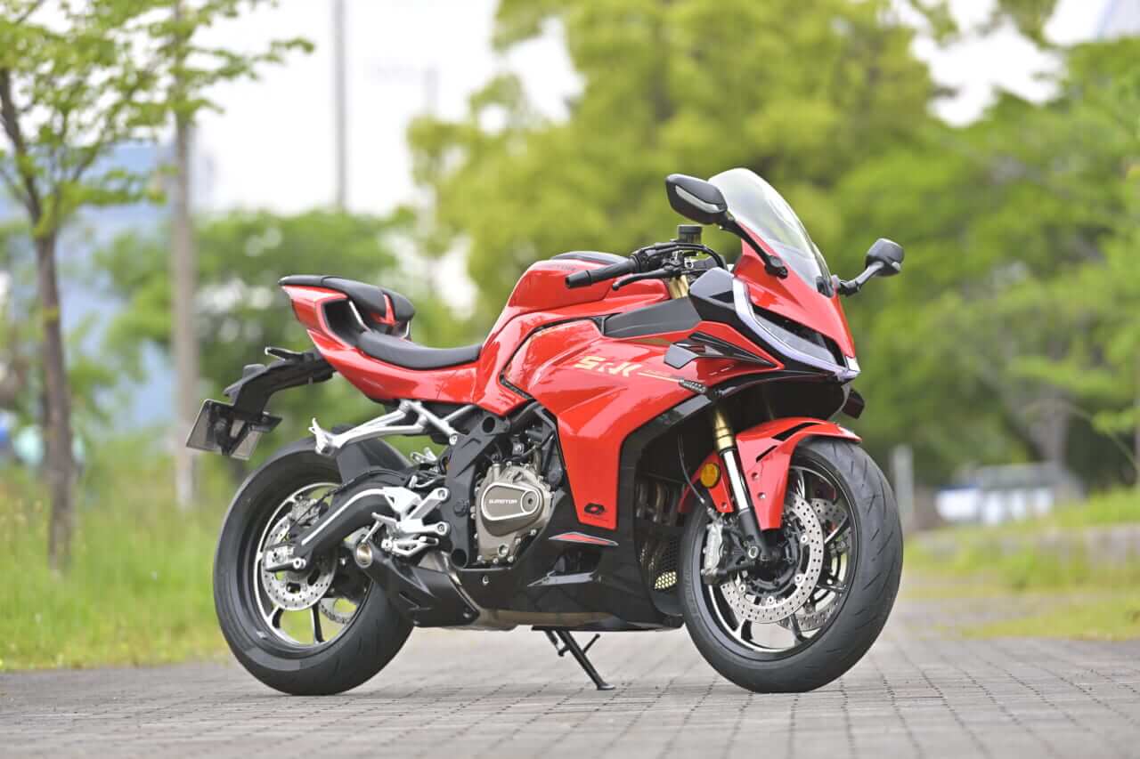 QJモーター｜SRK400RS｜［税抜100万円を切る！4気筒400cc］想定外の完成度の高さで日本の四発400cc神話を揺るがす“刺客”［QJモーターSRK400RS最速試乗］