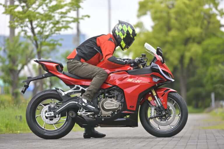 QJモーター｜SRK400RS｜ポジション｜［税抜100万円を切る！4気筒400cc］想定外の完成度の高さで日本の四発400cc神話を揺るがす“刺客”［QJモーターSRK400RS最速試乗］