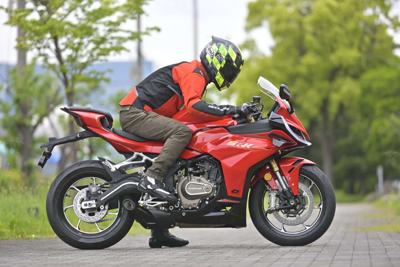 ｜［税抜100万円を切る！4気筒400cc］想定外の完成度の高さで日本の四発400cc神話を揺るがす“刺客”［QJモーターSRK400RS最速試乗］