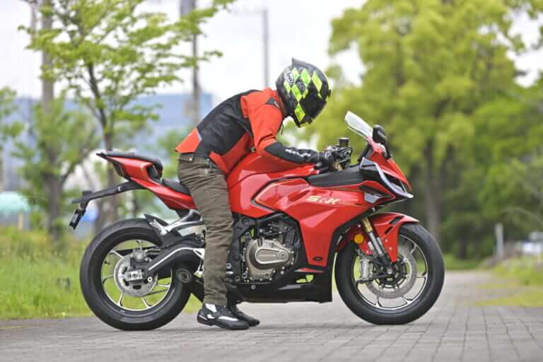 QJモーター｜SRK400RS｜足付き｜［税抜100万円を切る！4気筒400cc］想定外の完成度の高さで日本の四発400cc神話を揺るがす“刺客”［QJモーターSRK400RS最速試乗］