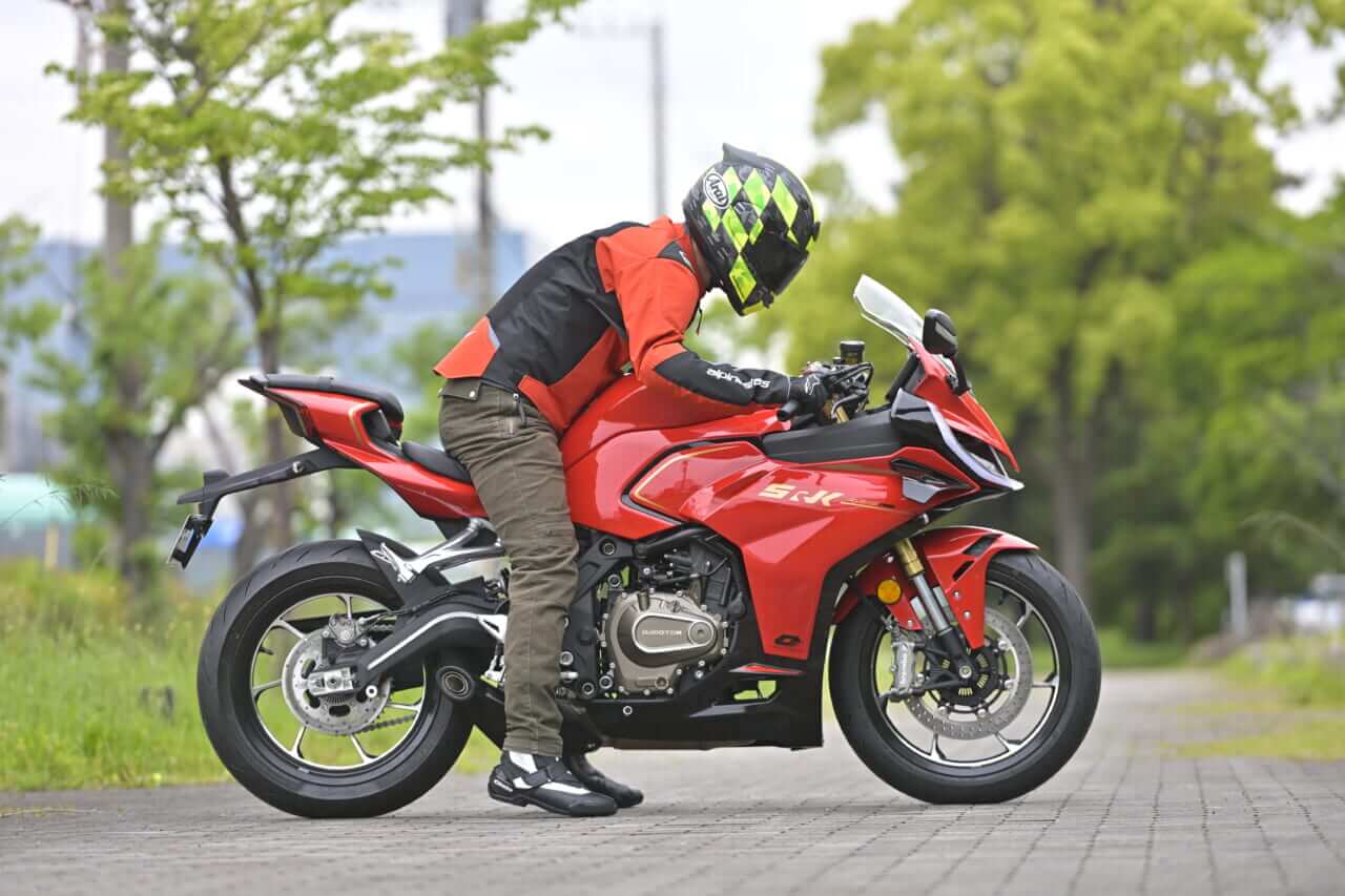 ｜［税抜100万円を切る！4気筒400cc］想定外の完成度の高さで日本の四発400cc神話を揺るがす“刺客”［QJモーターSRK400RS最速試乗］
