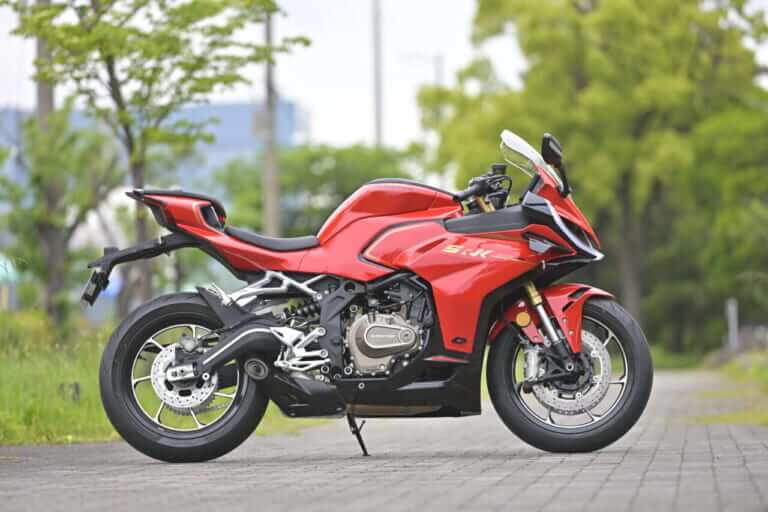 QJモーター｜SRK400RS｜［税抜100万円を切る！4気筒400cc］想定外の完成度の高さで日本の四発400cc神話を揺るがす“刺客”［QJモーターSRK400RS最速試乗］