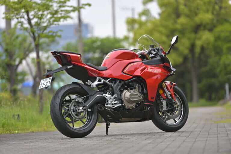 QJモーター｜SRK400RS｜［税抜100万円を切る！4気筒400cc］想定外の完成度の高さで日本の四発400cc神話を揺るがす“刺客”［QJモーターSRK400RS最速試乗］