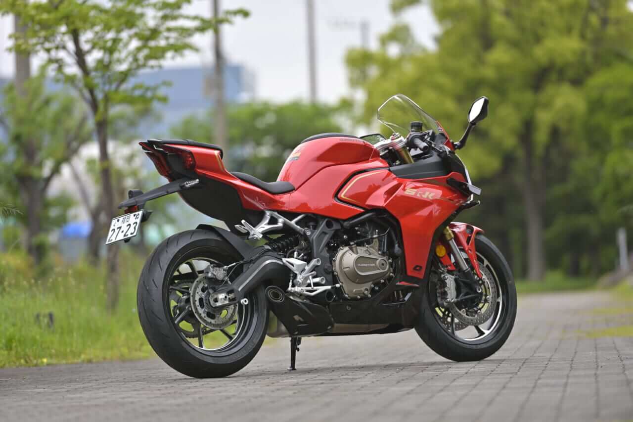 QJモーター｜SRK400RS｜［税抜100万円を切る！4気筒400cc］想定外の完成度の高さで日本の四発400cc神話を揺るがす“刺客”［QJモーターSRK400RS最速試乗］