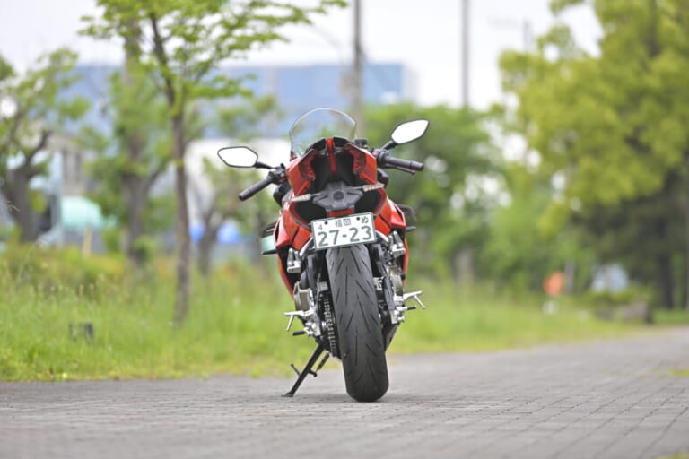 QJモーター｜SRK400RS｜［税抜100万円を切る！4気筒400cc］想定外の完成度の高さで日本の四発400cc神話を揺るがす“刺客”［QJモーターSRK400RS最速試乗］