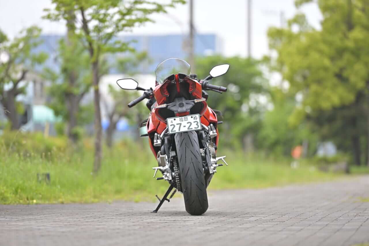 QJモーター｜SRK400RS｜［税抜100万円を切る！4気筒400cc］想定外の完成度の高さで日本の四発400cc神話を揺るがす“刺客”［QJモーターSRK400RS最速試乗］