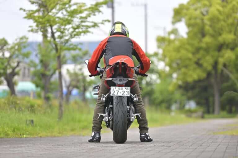 QJモーター｜SRK400RS｜足付き｜［税抜100万円を切る！4気筒400cc］想定外の完成度の高さで日本の四発400cc神話を揺るがす“刺客”［QJモーターSRK400RS最速試乗］