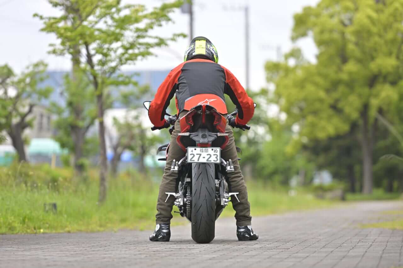 QJモーター｜SRK400RS｜足付き｜［税抜100万円を切る！4気筒400cc］想定外の完成度の高さで日本の四発400cc神話を揺るがす“刺客”［QJモーターSRK400RS最速試乗］