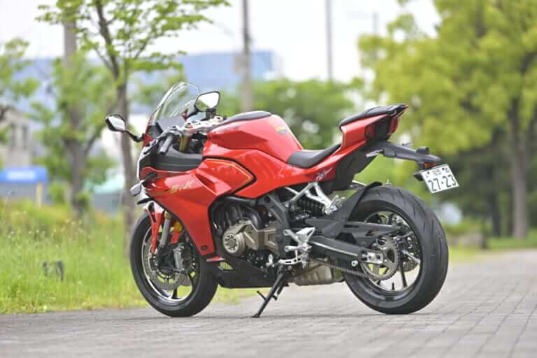 QJモーター｜SRK400RS｜［税抜100万円を切る！4気筒400cc］想定外の完成度の高さで日本の四発400cc神話を揺るがす“刺客”［QJモーターSRK400RS最速試乗］