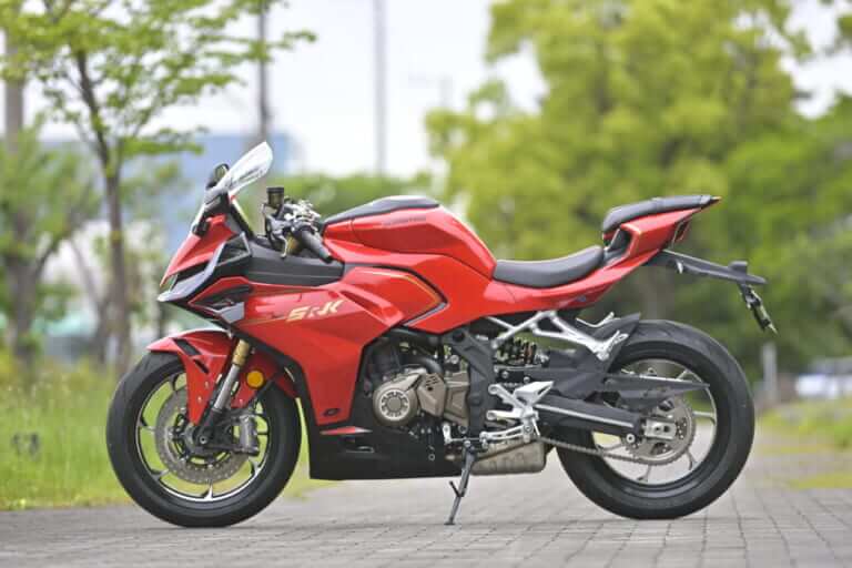 QJモーター｜SRK400RS｜［税抜100万円を切る！4気筒400cc］想定外の完成度の高さで日本の四発400cc神話を揺るがす“刺客”［QJモーターSRK400RS最速試乗］