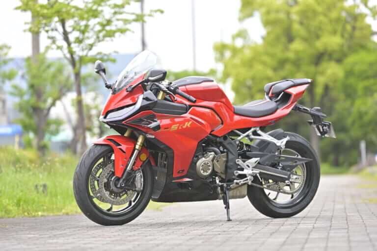 QJモーター｜SRK400RS｜［税抜100万円を切る！4気筒400cc］想定外の完成度の高さで日本の四発400cc神話を揺るがす“刺客”［QJモーターSRK400RS最速試乗］