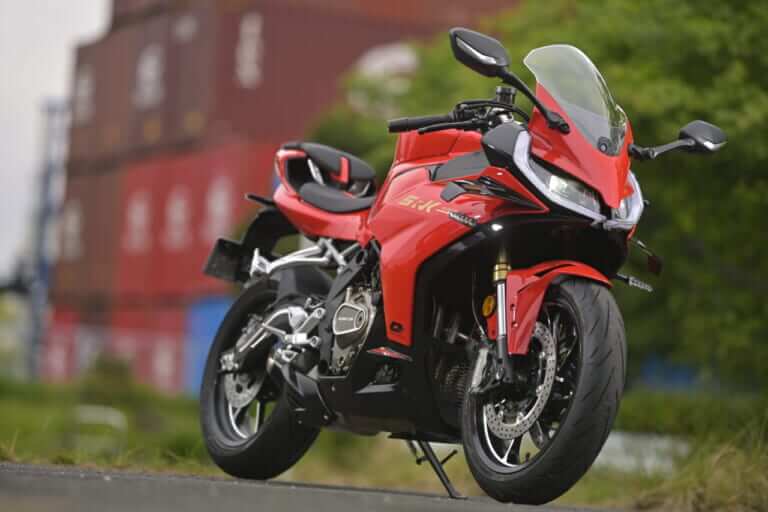 QJモーター｜SRK400RS｜［税抜100万円を切る！4気筒400cc］想定外の完成度の高さで日本の四発400cc神話を揺るがす“刺客”［QJモーターSRK400RS最速試乗］