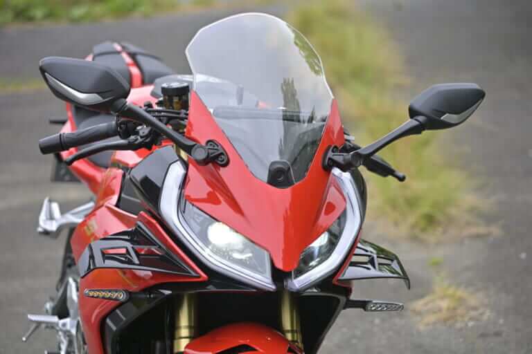 QJモーター｜SRK400RS｜フロントカウル｜［税抜100万円を切る！4気筒400cc］想定外の完成度の高さで日本の四発400cc神話を揺るがす“刺客”［QJモーターSRK400RS最速試乗］
