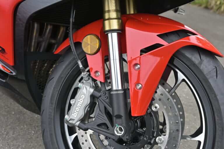 QJモーター｜SRK400RS｜フロントサスペンション｜ブレンボキャリパー｜［税抜100万円を切る！4気筒400cc］想定外の完成度の高さで日本の四発400cc神話を揺るがす“刺客”［QJモーターSRK400RS最速試乗］