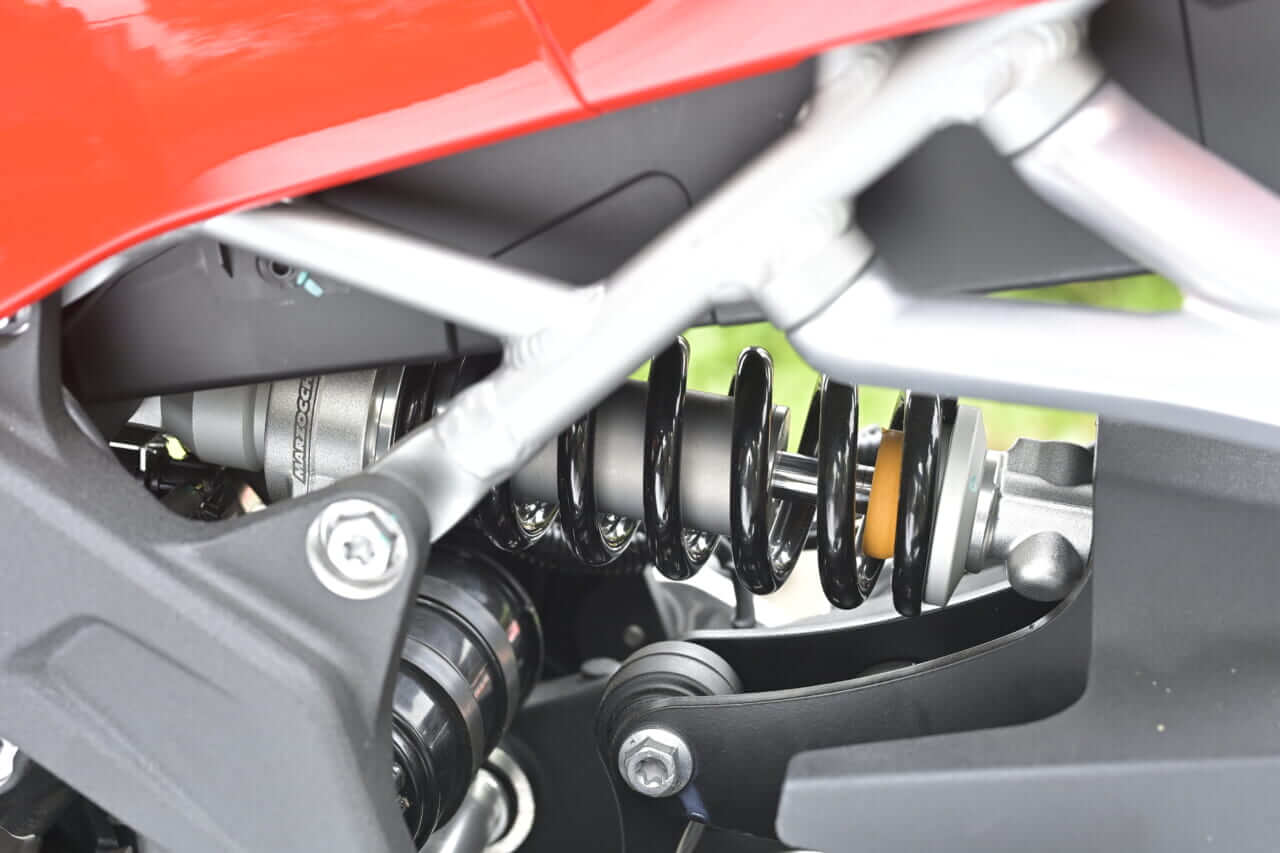 ｜［税抜100万円を切る！4気筒400cc］想定外の完成度の高さで日本の四発400cc神話を揺るがす“刺客”［QJモーターSRK400RS最速試乗］