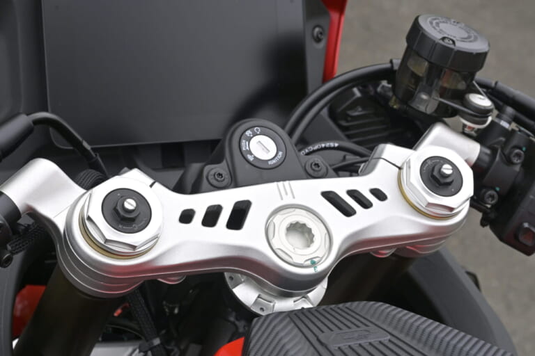 QJモーター｜SRK400RS｜トップブリッジ｜［税抜100万円を切る！4気筒400cc］想定外の完成度の高さで日本の四発400cc神話を揺るがす“刺客”［QJモーターSRK400RS最速試乗］