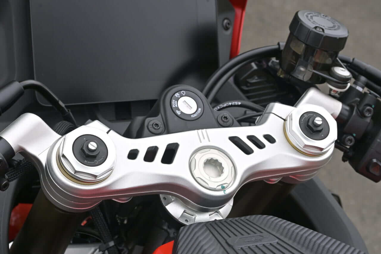 ｜［税抜100万円を切る！4気筒400cc］想定外の完成度の高さで日本の四発400cc神話を揺るがす“刺客”［QJモーターSRK400RS最速試乗］