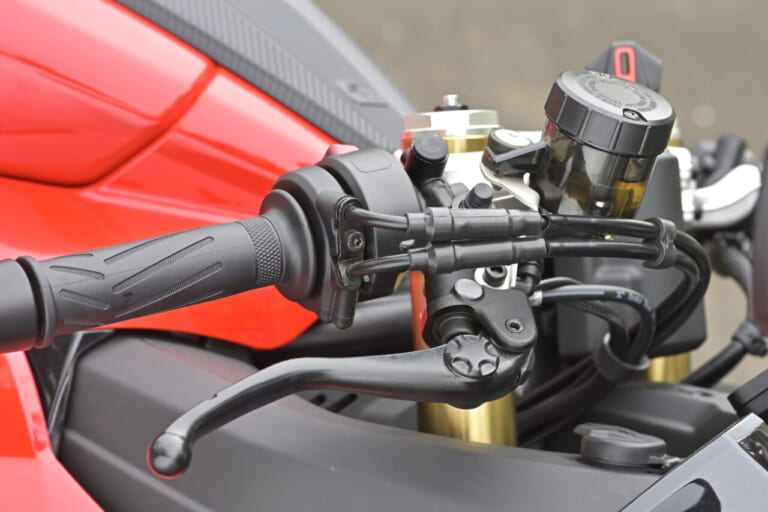 QJモーター｜SRK400RS｜フロントブレーキマスター｜［税抜100万円を切る！4気筒400cc］想定外の完成度の高さで日本の四発400cc神話を揺るがす“刺客”［QJモーターSRK400RS最速試乗］