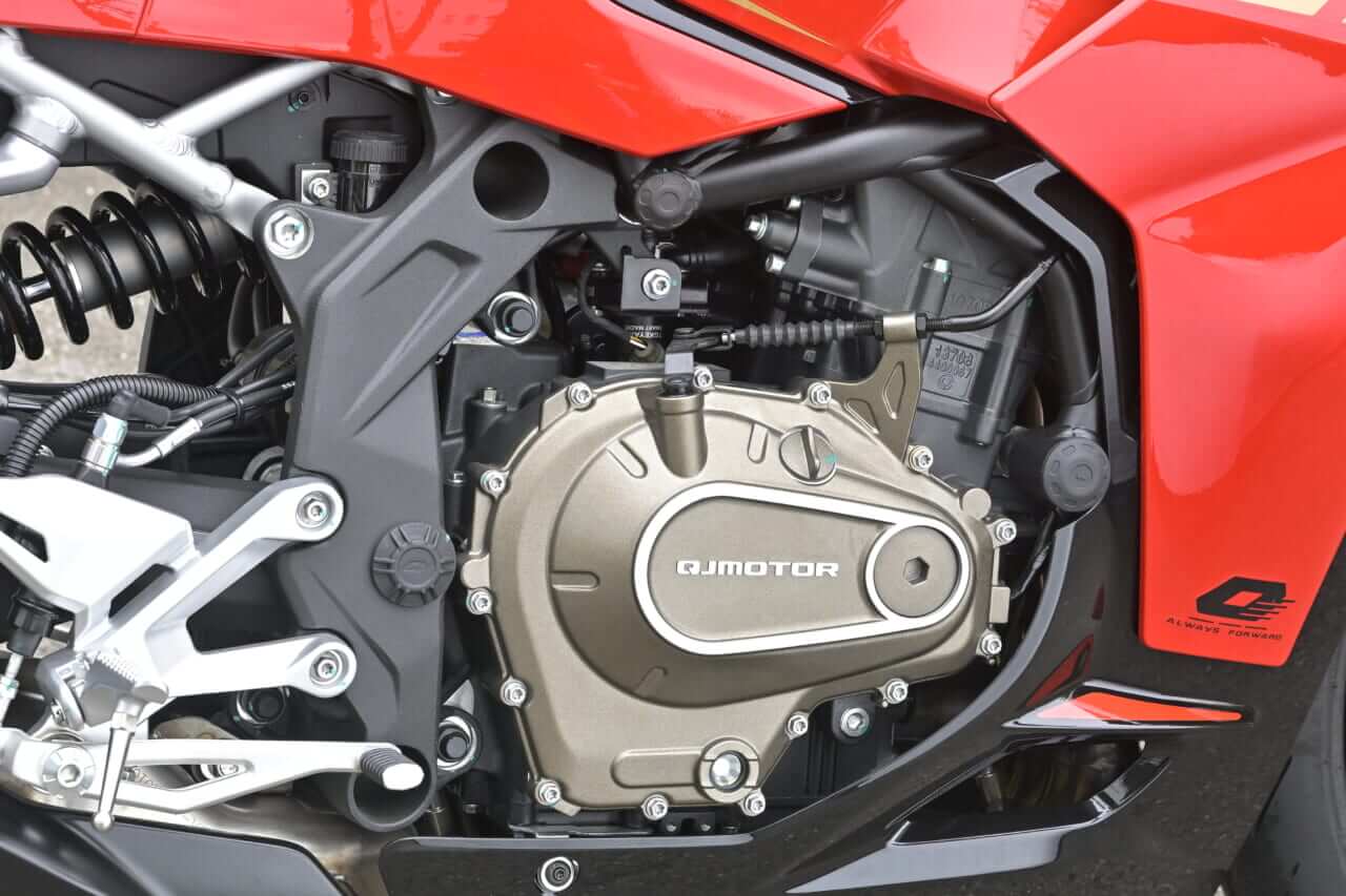 QJモーター｜SRK400RS｜エンジン｜［税抜100万円を切る！4気筒400cc］想定外の完成度の高さで日本の四発400cc神話を揺るがす“刺客”［QJモーターSRK400RS最速試乗］