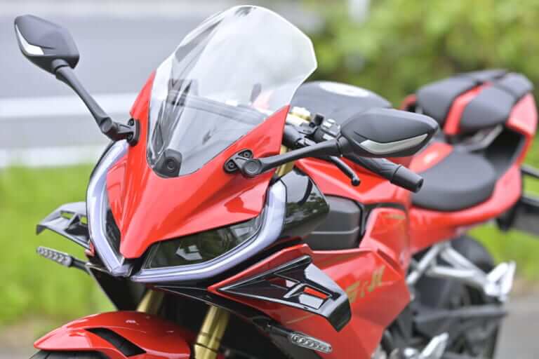 QJモーター｜SRK400RS｜［税抜100万円を切る！4気筒400cc］想定外の完成度の高さで日本の四発400cc神話を揺るがす“刺客”［QJモーターSRK400RS最速試乗］
