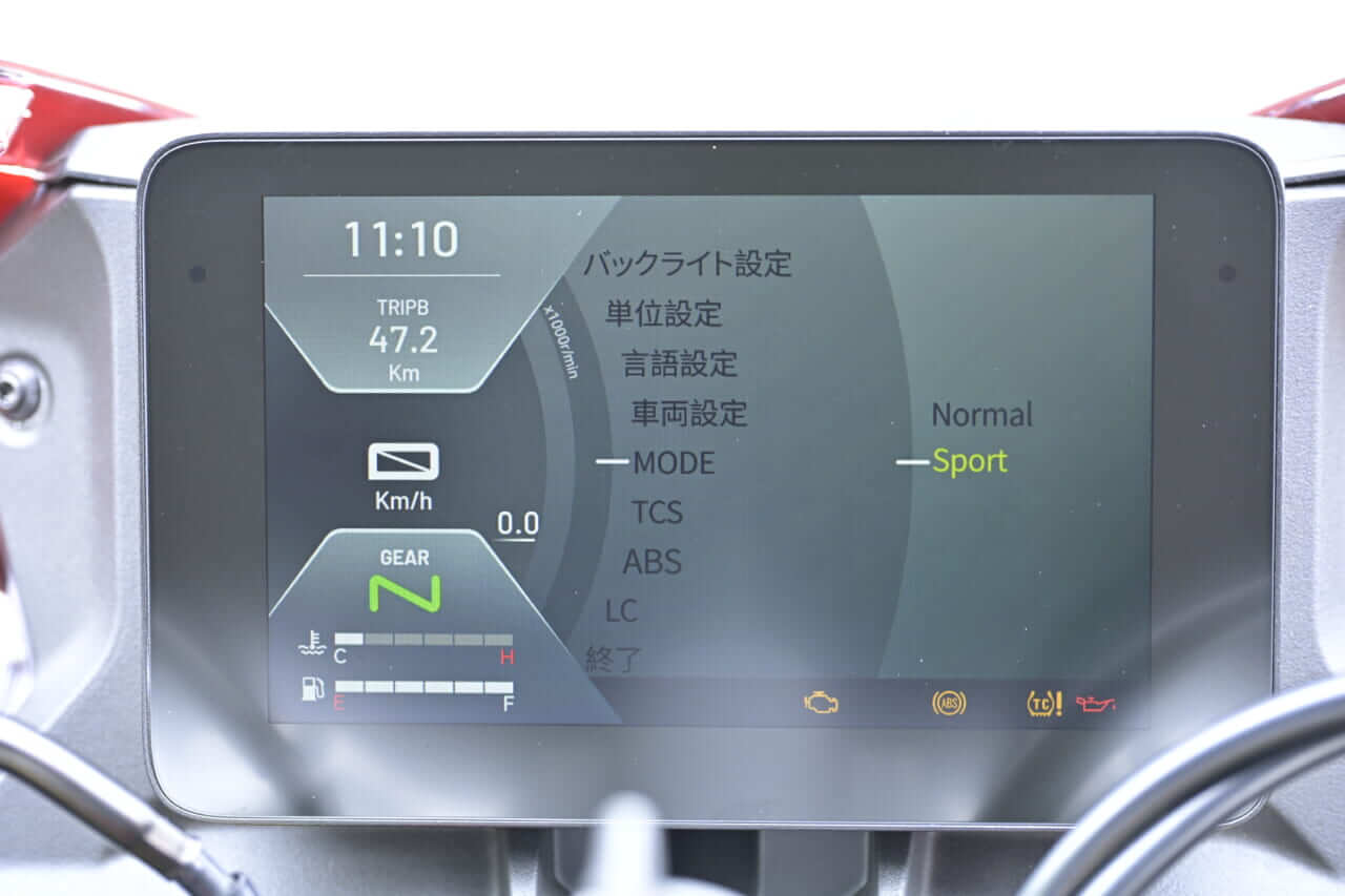 ｜［税抜100万円を切る！4気筒400cc］想定外の完成度の高さで日本の四発400cc神話を揺るがす“刺客”［QJモーターSRK400RS最速試乗］