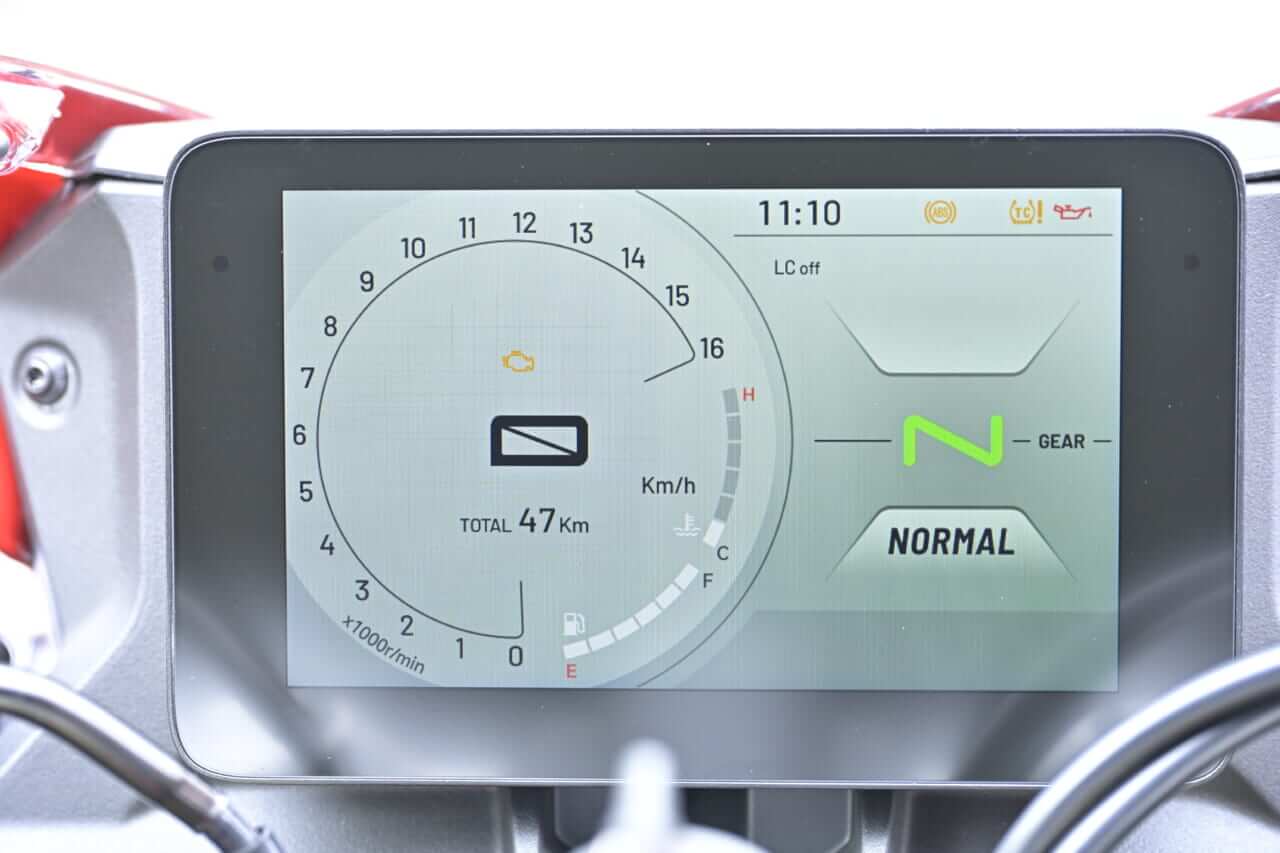 ｜［税抜100万円を切る！4気筒400cc］想定外の完成度の高さで日本の四発400cc神話を揺るがす“刺客”［QJモーターSRK400RS最速試乗］