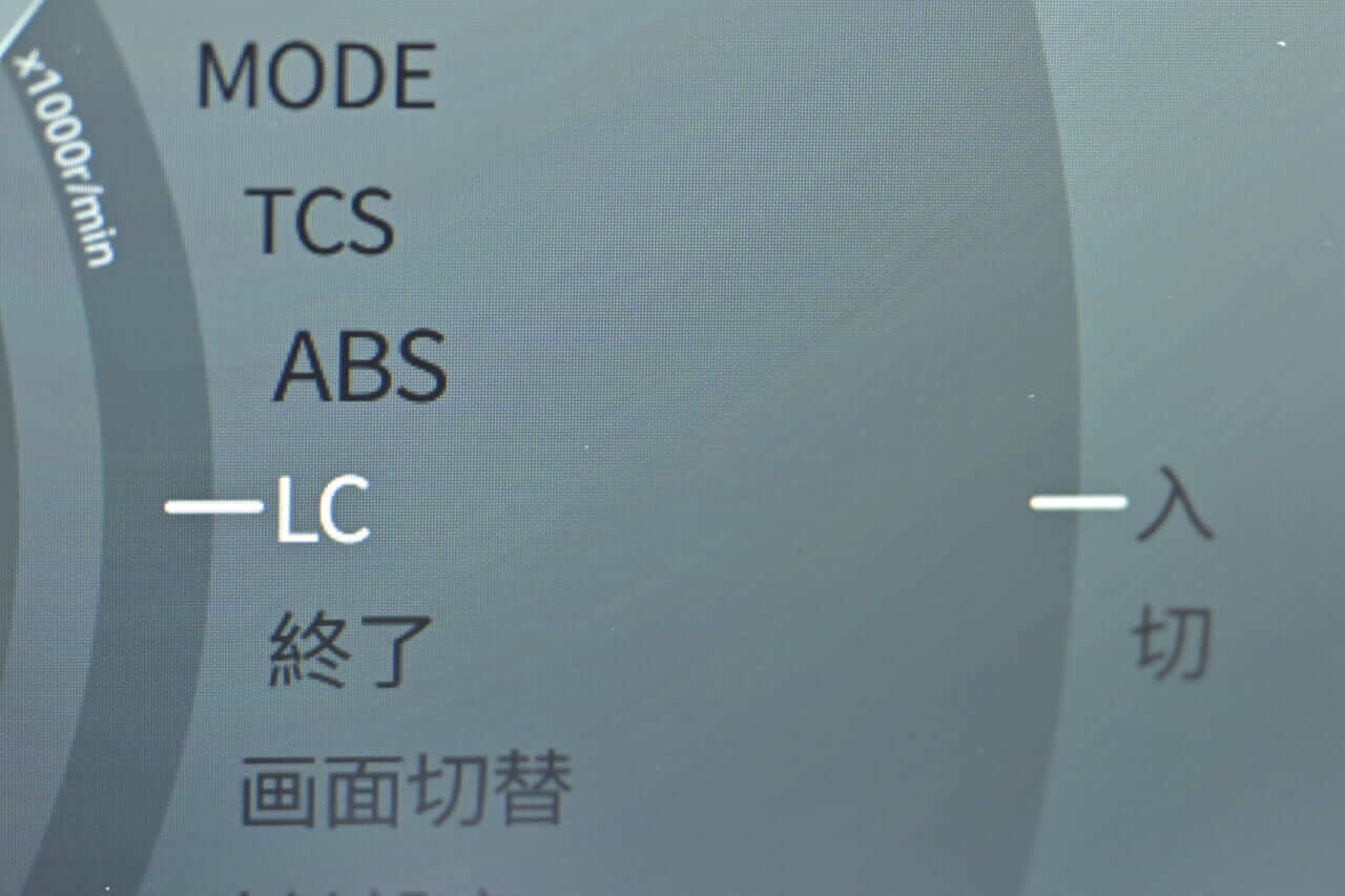｜［税抜100万円を切る！4気筒400cc］想定外の完成度の高さで日本の四発400cc神話を揺るがす“刺客”［QJモーターSRK400RS最速試乗］