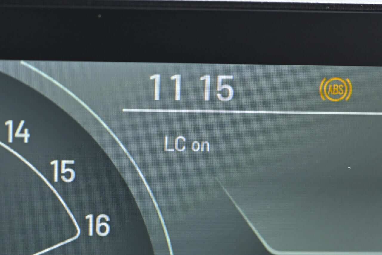 ｜［税抜100万円を切る！4気筒400cc］想定外の完成度の高さで日本の四発400cc神話を揺るがす“刺客”［QJモーターSRK400RS最速試乗］